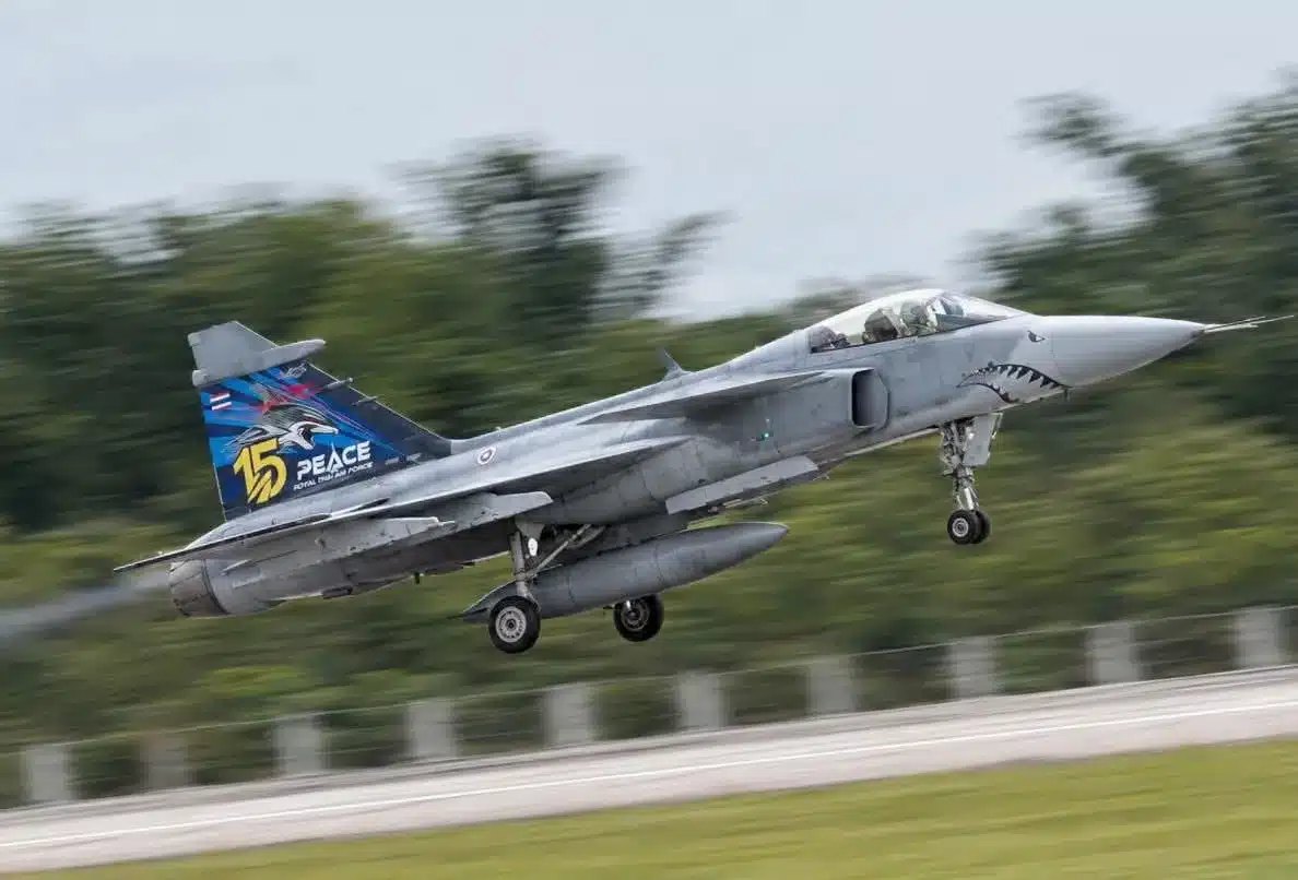 Royal Top Gun: Thai Queen Flies First Solo JAS 39C Gripen Flight