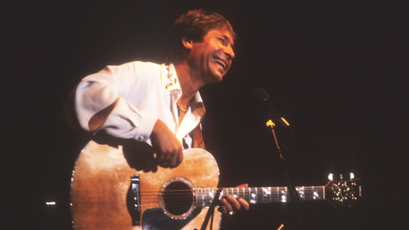 29 Years Ago Today, a Tragic Plane Crash Claimed the Life of the Folk-Rock Legend Behind One of America’s Most Iconic Singalong Anthems