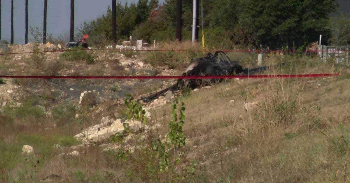 Man killed after small plane crashes near Fort Worth airfield, officials say
