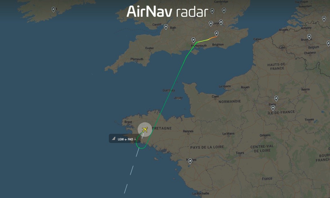 British Airways BA2660 is declaring an emergency due to a cracked passenger window