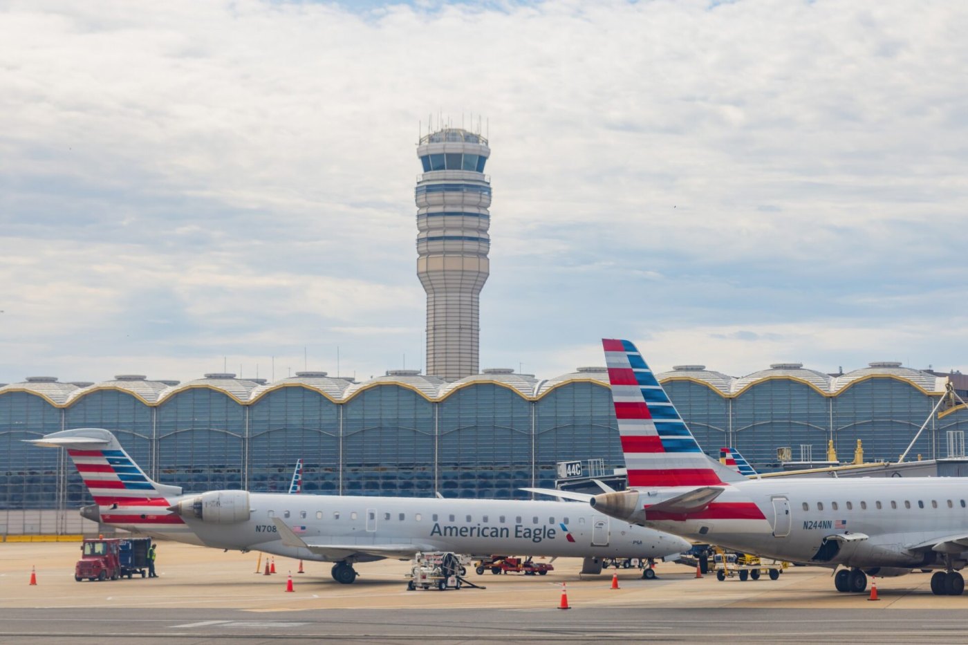 US lawmakers urge FAA to pause AI traffic tool at Washington-area airports