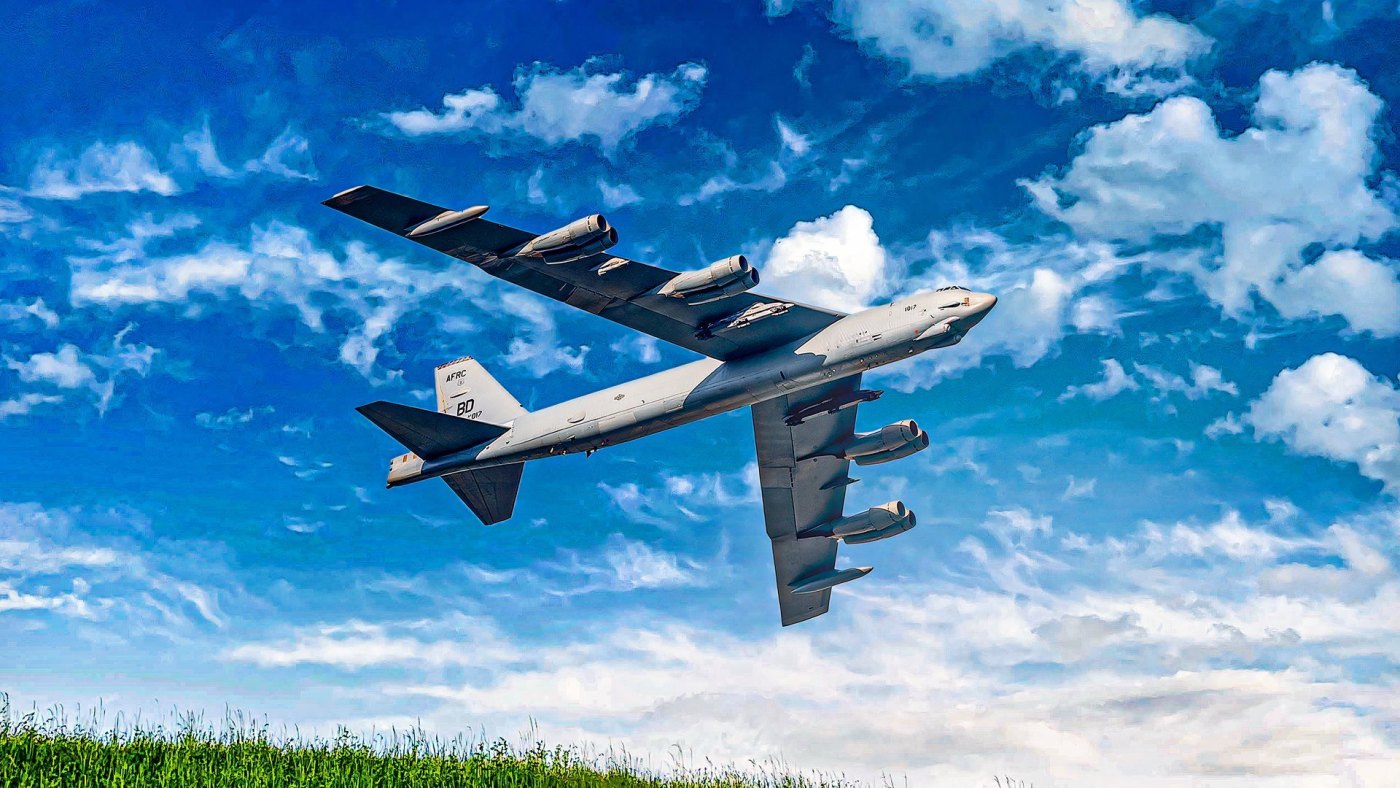 How Many Crew Members Does It Take To Fly A B-52 Stratofortress?