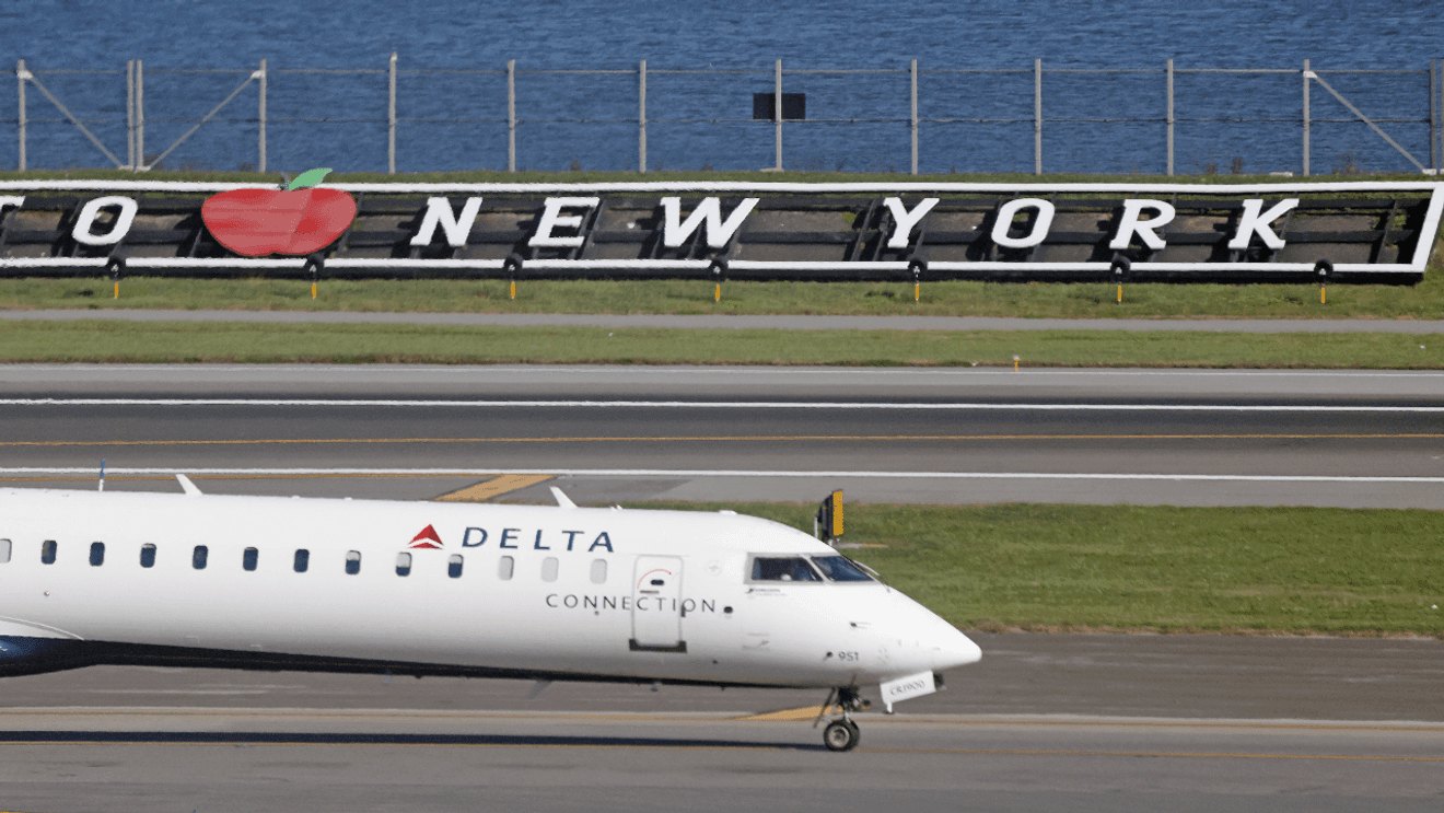 Runway close call: Delta flight aborts landing after unauthorized business jet departure