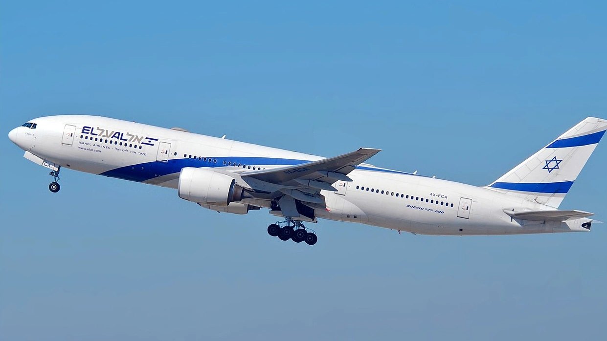 EL AL Boeing 777 Faces Chaotic Go-Around at JFK After Runway Hazard