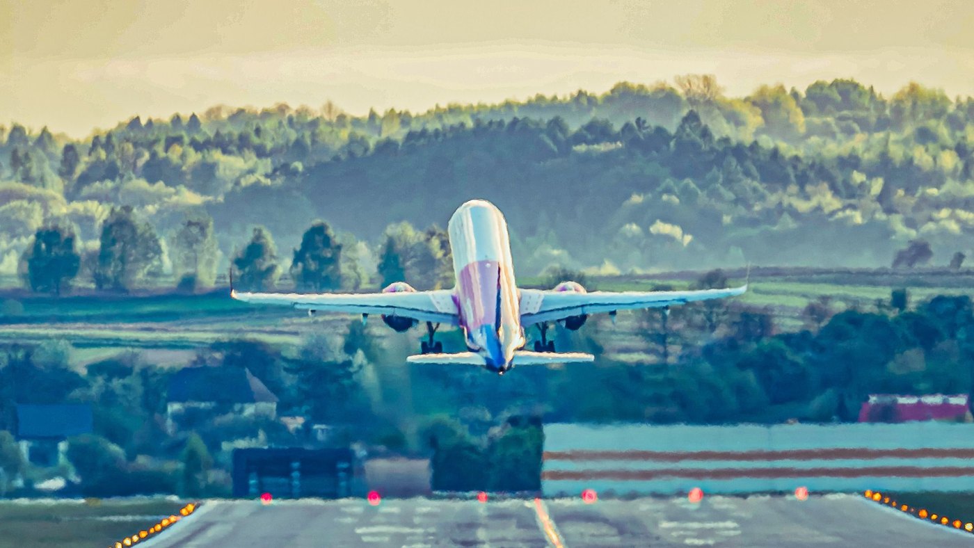 Why Pilots Deliberately Pull Back Thrust Seconds After Lifting Off The Runway