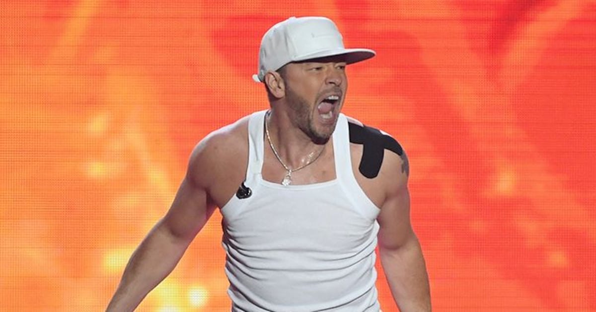 Donnie Wahlberg says he’s fine after plane incident at Las Vegas airport