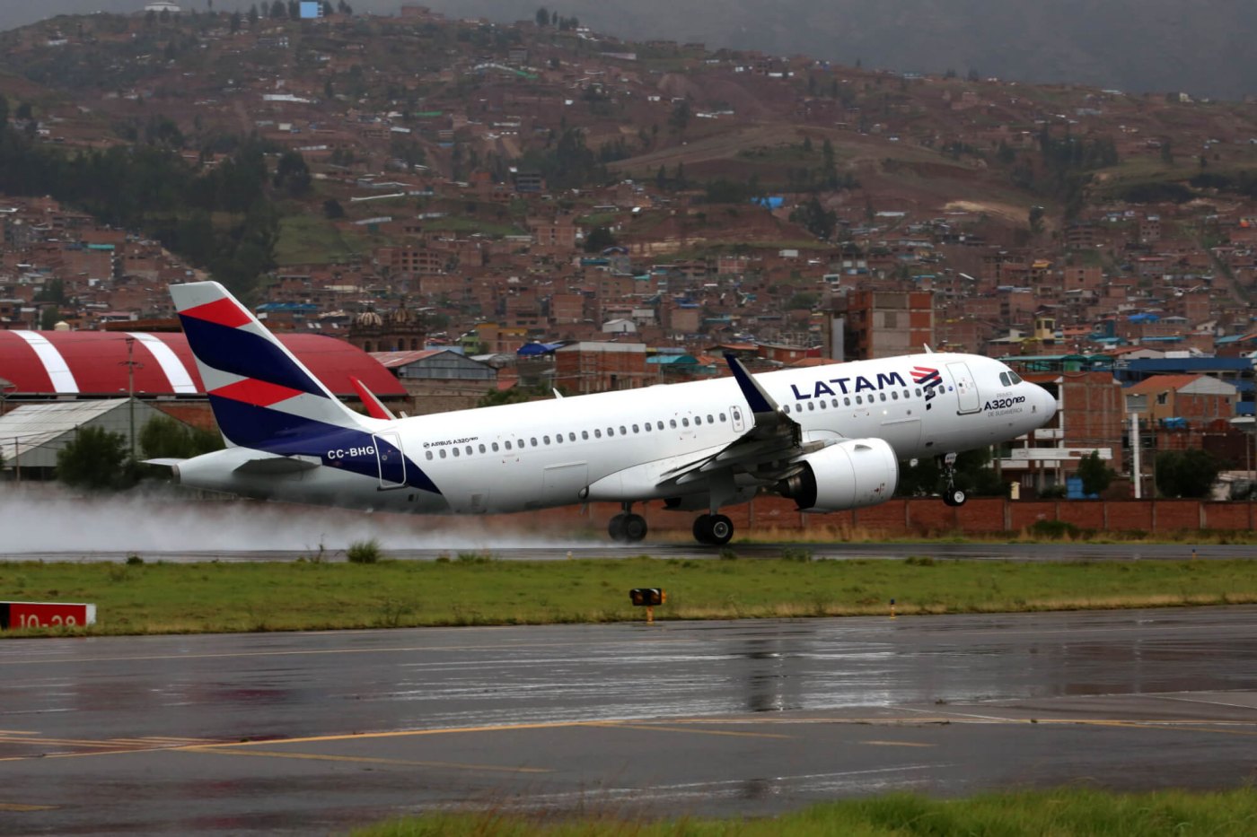 Engine fire forces emergency evacuation of a LATAM A320 in Lima 