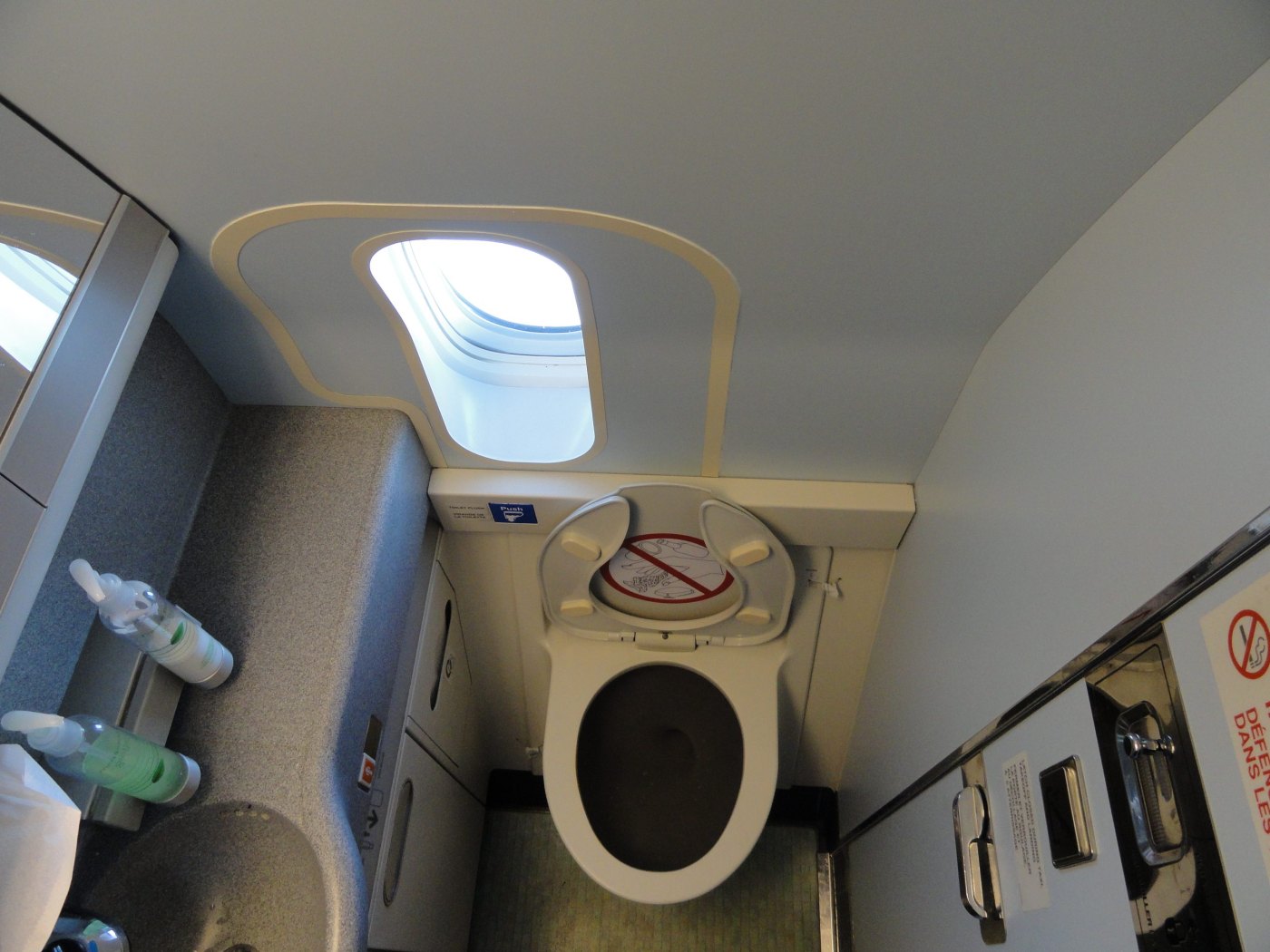 United Boeing 737 MAX 9 lavatory leak soaks passenger bags across three rows