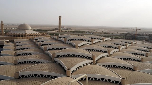Houthis target Saudi south as Riyadh airport reopens