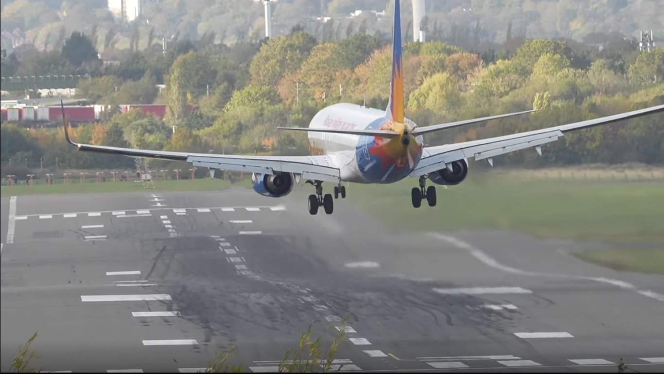 737 Pushed Off Runway in Crosswind Landing