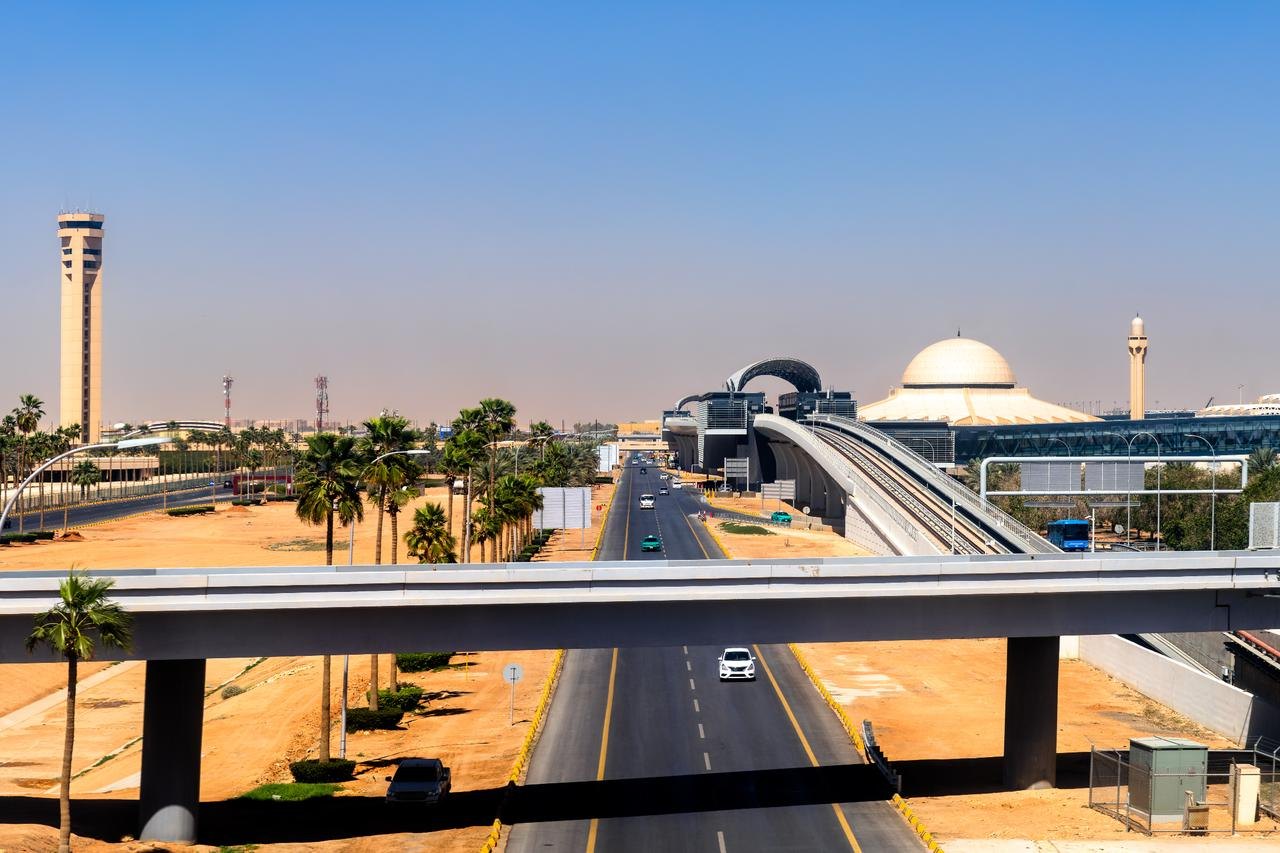 Houthis renew Riyadh airport, East-West pipeline attacks as Saudi coalition hits back