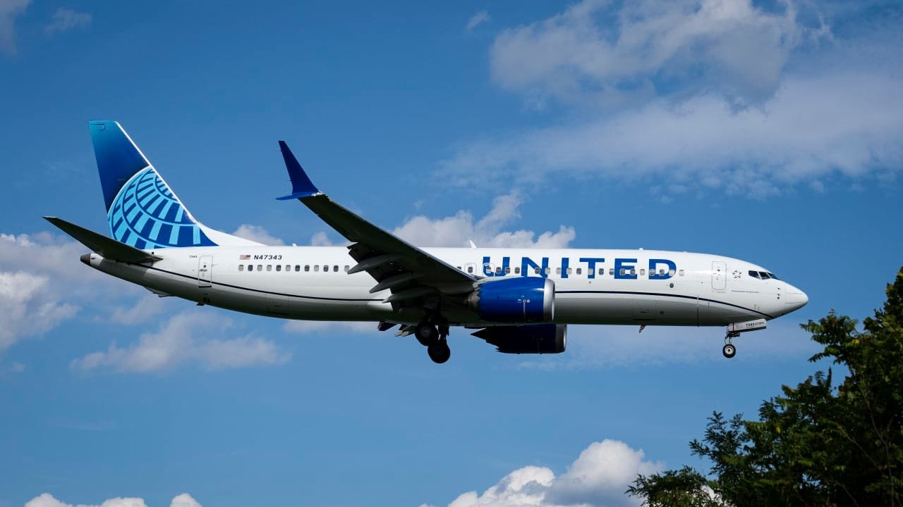 United flight returns to airport after passenger spotted texting about hijacking aircraft
