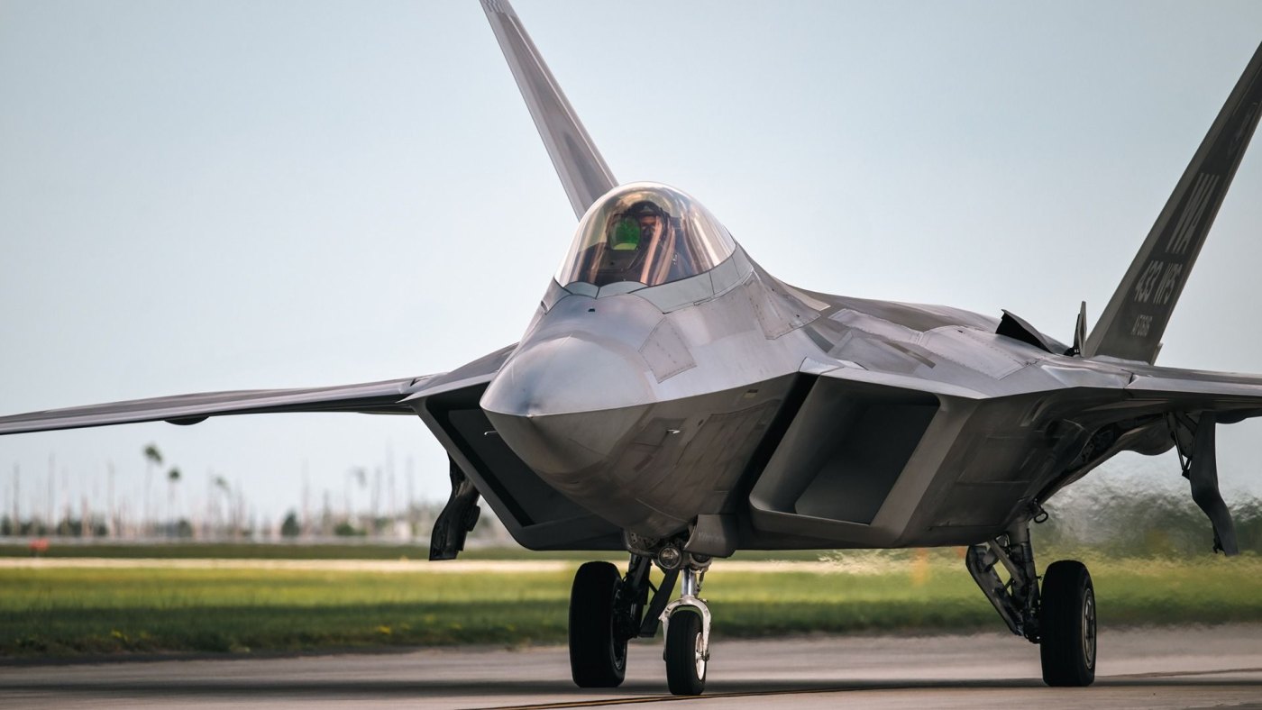 How Many Miles Per Gallon Does An F-22 Raptor Actually Get In Supercruise?
