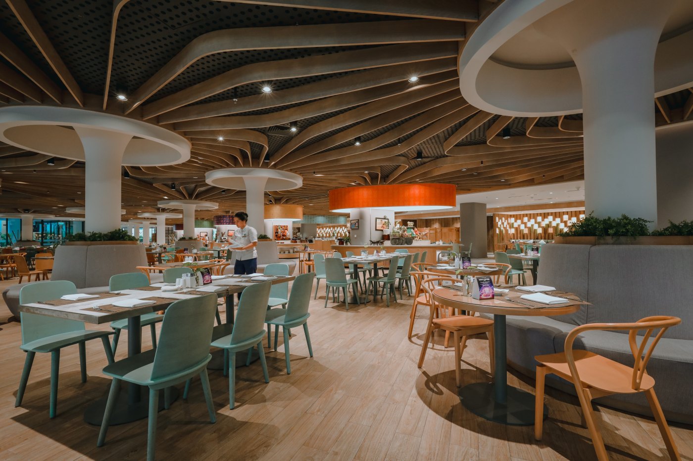 How to Find a Good Airport Restaurant to Fill Up Before a Long Flight