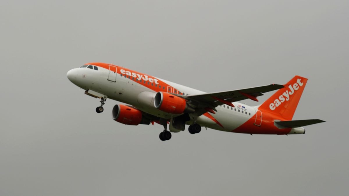 EasyJet flight to Glasgow 'reports mass vomiting' as passengers suddenly unwell